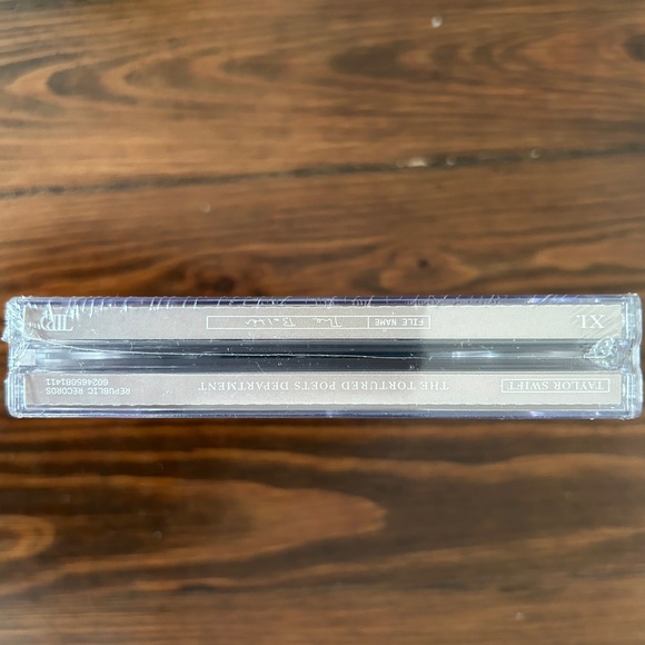 Taylor Swift, TTPD collector’s cd, The Bolter variant with Artifacts (unopened) - Picture 2 of 4